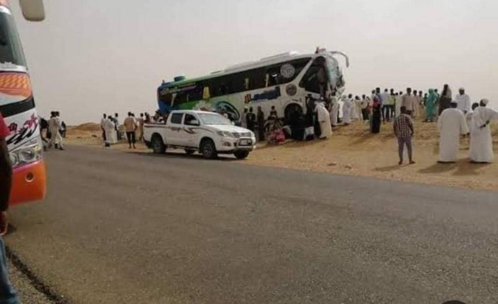 حادث حركة مروع يودى الي وفـ ـاة وإصابـ ـة العشرات بطريق عطبره بورتسودان