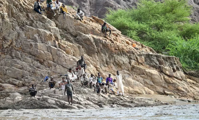 الأمطار تحاصر القري والسودانيون يحتمون بالجبال من السيول