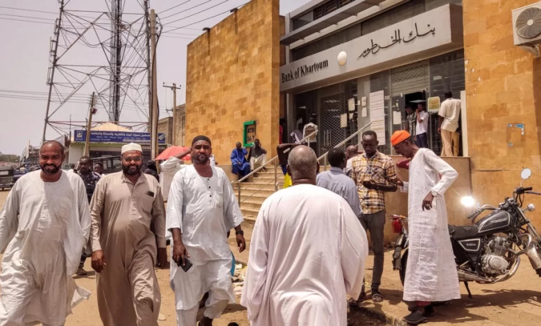 تدافع كبير وازدحام بين المواطنين في البنوك.. ما القصة ؟