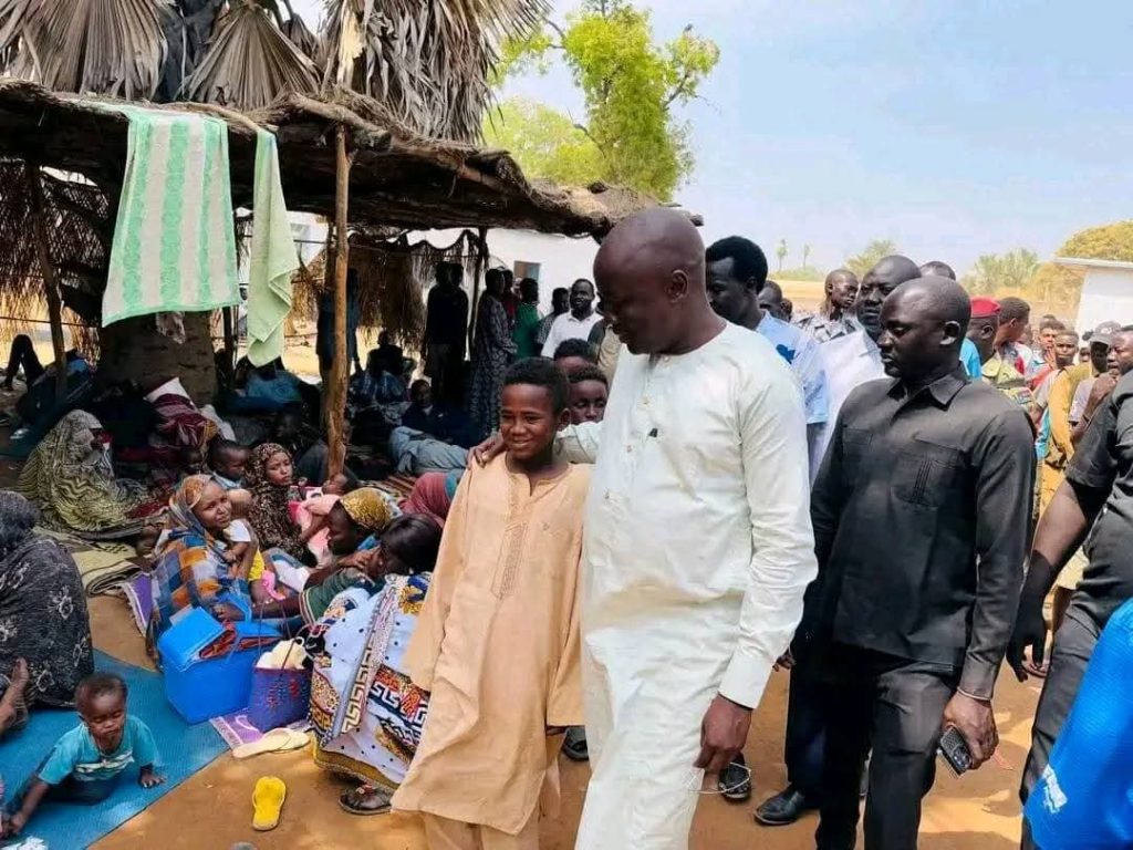 حاكم شمال بحر الغزال يزور السودانيين النازحين ويعد بدعم الحكومة