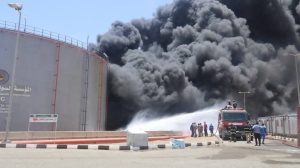 تطورات خطيرة في حريق مستودعات الوقود والحكومة تطلب تدخل خارجي