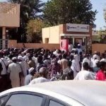 أزمة في الكاش و(650) ألف جنيه بنكك مقابل مليون جنيه
