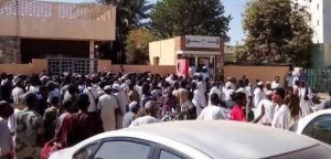 أزمة في الكاش و(650) ألف جنيه بنكك مقابل مليون جنيه