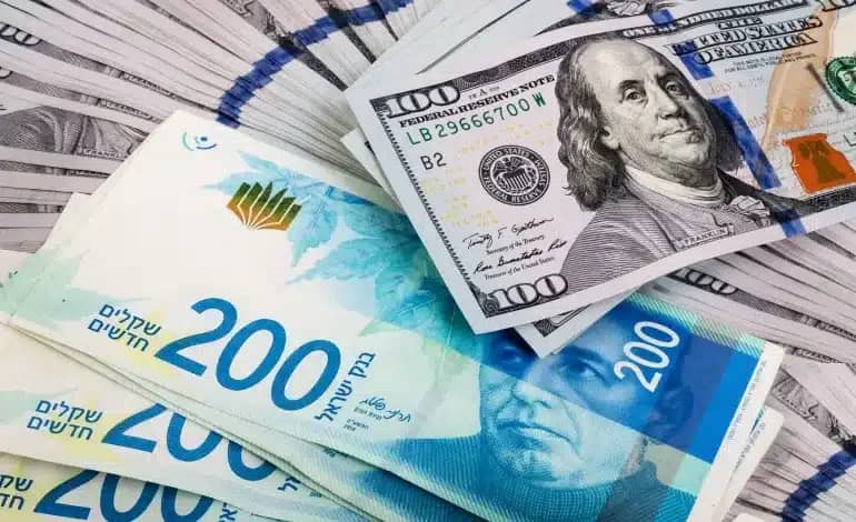تجار العملة يتوقفون عن البيع بعد قرارات أمريكا تجار العملة يتوقفون عن البيع بعد قرارات أمريكا