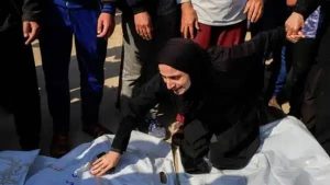 غزة تنزف… أم تستقبل جثامين أطفالها الـ9 المتفحمين