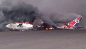 طائرة حجاج يمنية تحترق قبل الإقلاع والسبب إسرائيل
