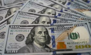 الدولار يقترب من أدنى مستوى له في 3 سنوات