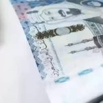 السعودية تحدّد سقفاً جديداً للتحويلات المالية إلى الخارج