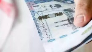 السعودية تحدّد سقفاً جديداً للتحويلات المالية إلى الخارج