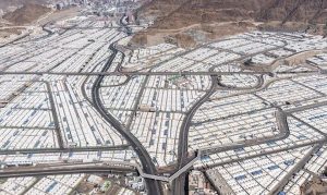 حجاج بيت الله الحرام يتوافدون إلى منى في يوم التروية