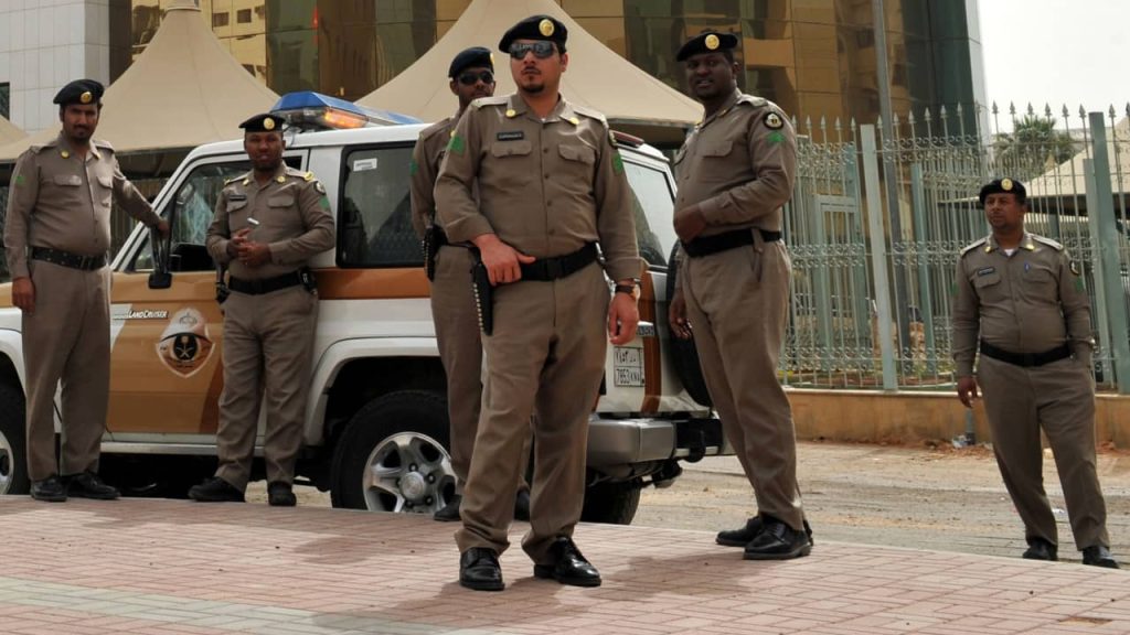 الشرطة السعودية تُلقي القبض على مصري متهم بقتـ ل سعودي وطعـ ـن زوجته الشرطة السعودية تُلقي القبض على مصري متهم بقتـ ل سعودي وطعـ ـن زوجته