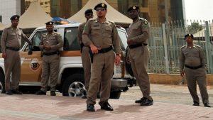 الشرطة السعودية تُلقي القبض على مصري متهم بقتـ ل سعودي وطعـ ـن زوجته